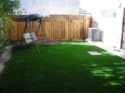 Super Natural 60 backyard synthetic lawn installation