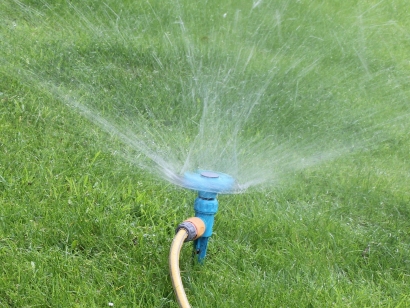 Lawn grass sprinkler